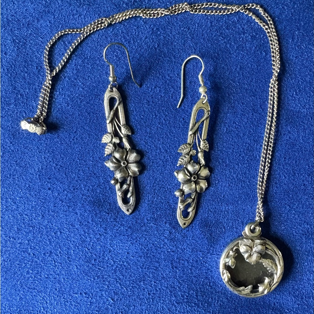 Vintage Silver-plate Floral Necklace and Earrings Set❣️